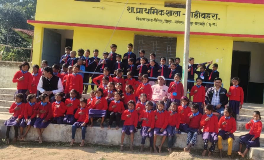स्कूल स्टाफ एवं अन्य विभागों के कर्मचारियों ने बच्चों को स्वेटर, टाई और परिचय पत्र वितरित किया