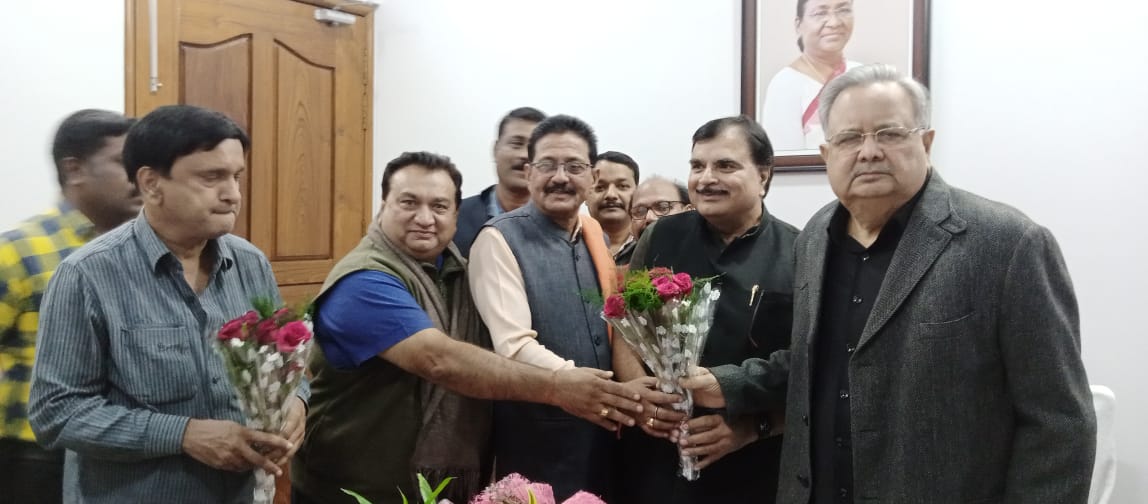 4% प्रतिशत महंगाई भत्ता का आदेश जारी कराने के लिए महासंघ के अनुरोध पर विधानसभा अध्यक्ष डॉ. रमन सिंह ने मुख्य सचिव से चर्चा कराने का निर्देश दिया