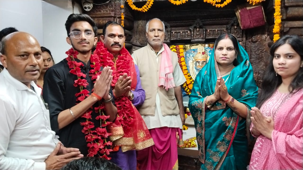 छत्तीसगढ़ शासन के कैबिनेट मंत्री श्याम बिहारी जायसवाल ने सपरिवार रतनपुर में मां महामाया देवी का दर्शन कर राज्य के खुशहाली की कामना की