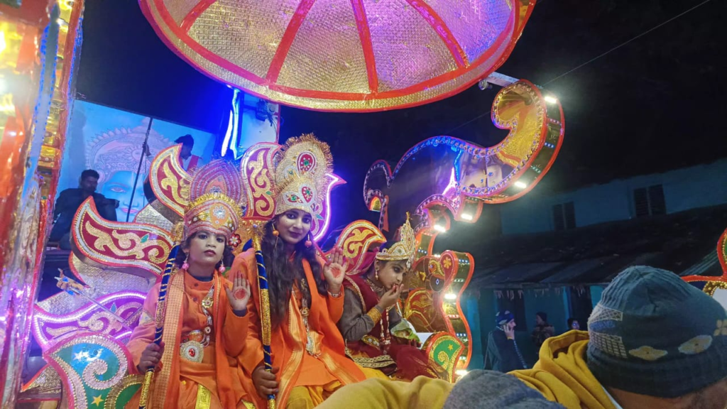 हर तरफ गूंज रहा “”एक ही नारा एक ही नाम जय श्रीराम जय श्रीराम,”” प्रवेश द्वार, भगवान श्रीराम के होर्डिंग्स, पोस्टर, भगवा झंडे से सजा और भक्ति में डूबा पेण्ड्रा शहर हुआ राममय, शहर में निकाली गई 40 फीट की ध्वज यात्रा