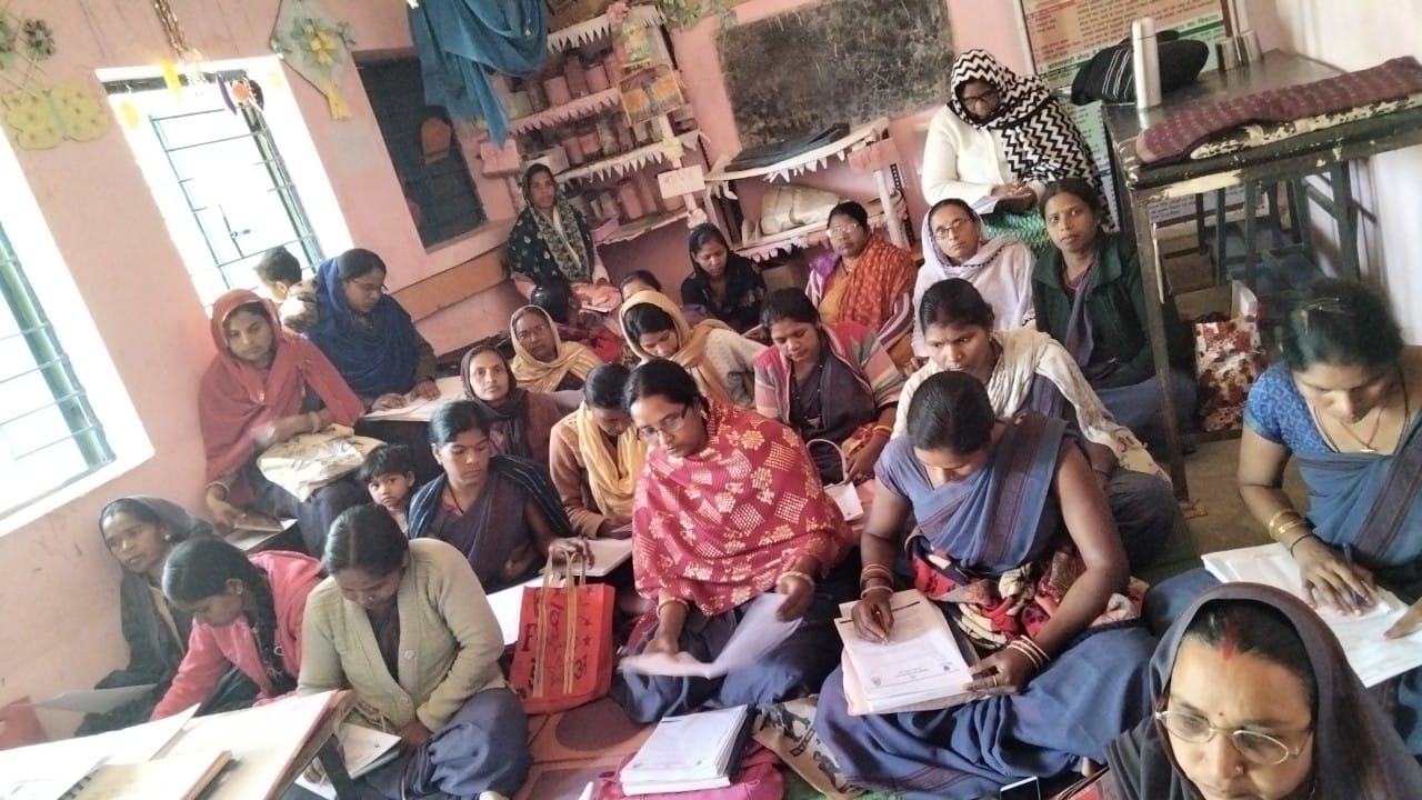 कलेक्टर प्रियंका ऋषि महोबिया के निर्देशानुसार जीपीएम जिले में महतारी वंदन योजना के आवेदनों का पंजीयन शुरु हुआ, सभी पंचायतों में घर-घर सर्वे कर भरवाए जा रहे फार्म, महतारी वंदन योजना में महिला को प्रतिमाह 1000 रुपए का भुगतान ऑनलाइन बैंक खाते में किया जाएगा