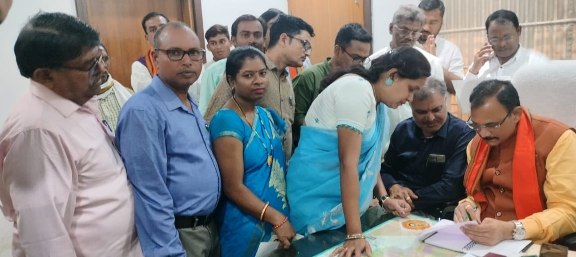 कर्मचारियों के ईलाज के लिए मेडिकल कैशलेस सुविधा लागू करने का आश्वासन स्वास्थ्य मंत्री श्याम बिहारी जायसवाल ने दिया…..स्वास्थ सचिव को फोन कर प्रस्ताव तैयार करने को कहा…….छत्तीसगढ़ कैशलेस चिकित्सा सेवा कर्मचारी कल्याण संघ के प्रतिनिधि मंडल को मिला है ठोस आश्वासन