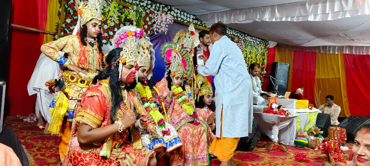 कथावाचक आचार्य राहुलकृष्ण ने कहा : “”जब राजा धर्मपरायण होता है तो पूरी प्रजा धर्म का पालन करती है…””आकर्षक जीवन्त झाँकियां निकालने के बाद हवन, पूर्णाहुति व भण्डारा के साथ हुआ नौ दिवसीय श्रीराम कथा का समापन…