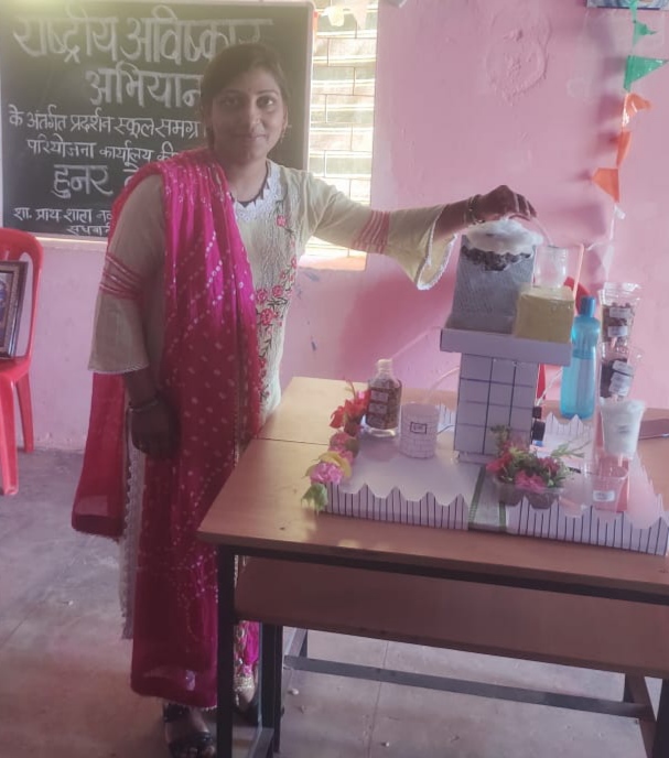 राष्ट्रीय आविष्कार अभियान के तहत हुनर के झोला का प्रदर्शन किया गया….शिक्षिका छाया केशरवानी ने जल प्रबंधन के मॉडल का किया प्रदर्शन…