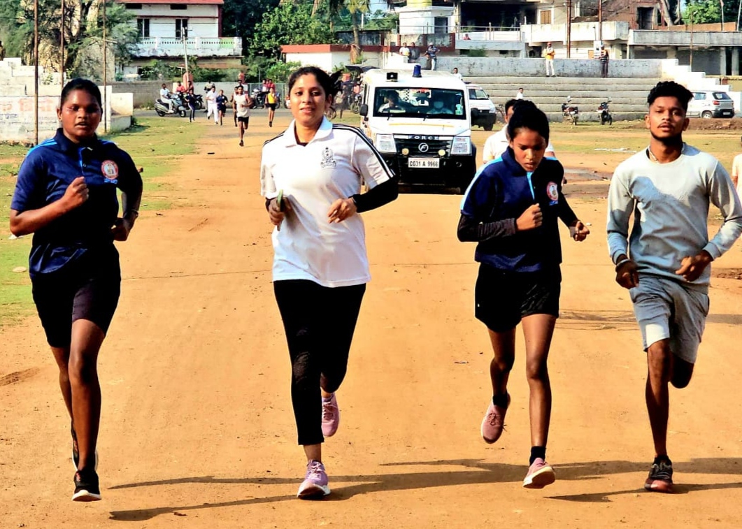 मतदाता जागरूकता मैराथन : अधिकारी वर्ग में एसपी भावना गुप्ता रहीं प्रथम…प्रतिभागियों में पुरुष वर्ग में राजेश मराबी और महिला में मनीषा मराबी ने बाजी मारा…,600 प्रतिभागियों ने लिया भाग…,कलेक्टर, एसपी समेत आला अधिकारियों ने प्रतिभागियों संग किया जुंबा डांस और लगाई दौड़…,मतदाताओं को जागरूक करने दिया संदेश…