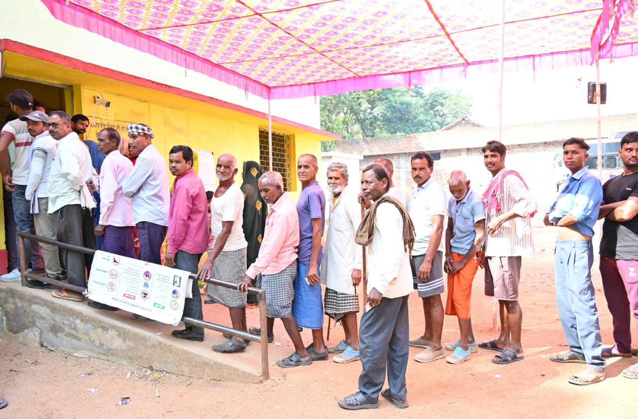 लोकसभा चुनाव : जीपीएम जिले में हुआ बंपर मतदान, शाम 7 बजे तक 78.62% वोटिंग…,अंतिम आंकड़े पहुंच सकते हैं 80% के आसपास…,मतदाताओं ने पूरे उत्साह के साथ बढ़ चढ़कर किया मतदान…,कलेक्टर, एडिशनल कलेक्टर, एसडीएम ने भी किया मतदान…,एसपी भावना गुप्ता ने पोलिंग बूथों का निरीक्षण किया…,पढ़िए तस्वीरों के साथ खबर…