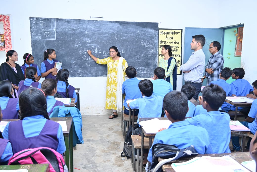 कलेक्टर जब ब्लैक बोर्ड पर लिखकर छात्रों से पढ़वाने लगीं तो फूलने लगे शिक्षकों के हाथ पांव…,स्कूल निरीक्षण में कलेक्टर ने अध्ययन-अध्यापन के स्तर का परीक्षण किया…,शिक्षा गुणवत्ता में सुधार के निर्देश शिक्षकों को दिए…