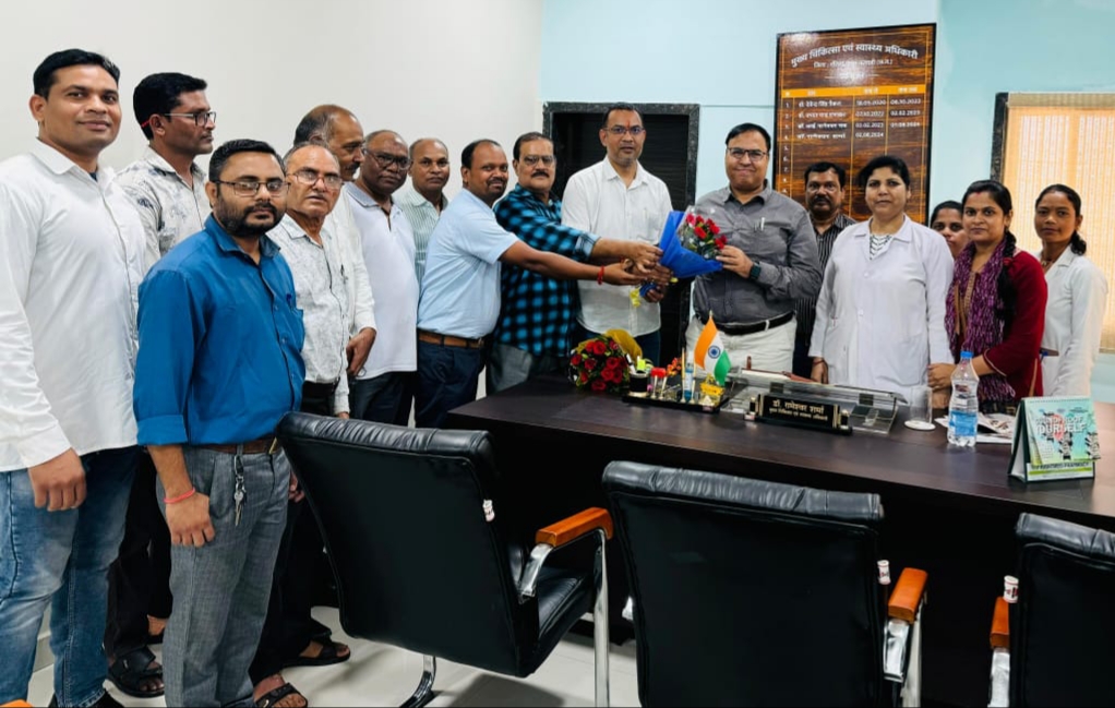 छत्तीसगढ़ प्रदेश स्वास्थ्य कर्मचारी संघ के जिलाध्यक्ष राहुल जायसवाल के साथ संघ के पदाधिकारियों ने जीपीएम जिले के नव पदस्थ सीएमएचओ का स्वागत किया…