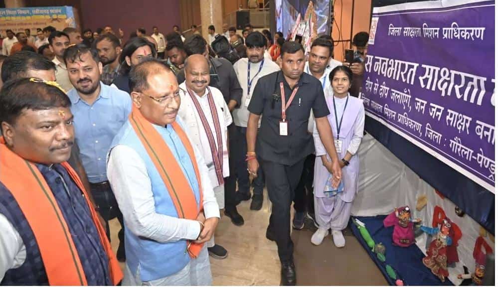 साक्षरता दिवस उल्लास मेला रायपुर में डाइट पेण्ड्रा का कठपुतली कला द्वारा साक्षरता संदेश, लकड़ी का जेसीबी मशीन, चरखा रहा आकर्षण का केंद्र…,उल्लास मेला में नवाचारी गतिविधियां एवं सहायक सामग्रियों का प्रदर्शन…