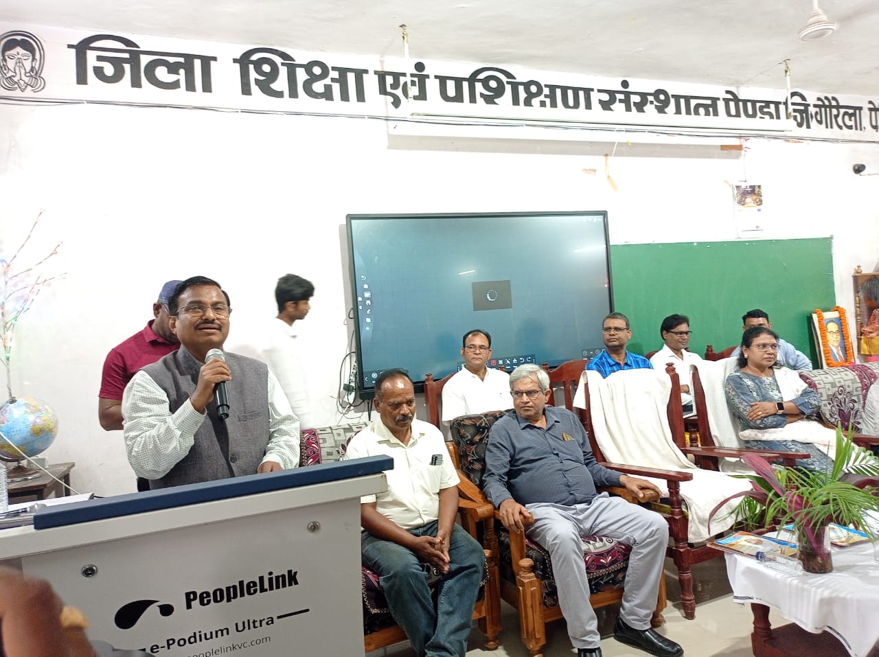 कमिश्नर महादेव कावरे ने कहा : बड़ा लक्ष्य लेकर चलोगे तो किसी न किसी बड़े मुकाम को जरूर हासिल करोगे…,कलेक्टर लीना कमलेश मंडावी ने कहा – सभी बच्चे मेहनत समर्पण से लक्ष्य निर्धारित करके पढ़ेंगे तो सपना जरूर पूरा होगा…,प्राचार्य जेपी पुष्प ने बताया डाइट से कोचिंग लेकर 170 बच्चे टेट परीक्षा पास किए…डाइट पेण्ड्रा में चल रहे निशुल्क कोचिंग सेंटर को देखने आला अधिकारियों पहुंचे…