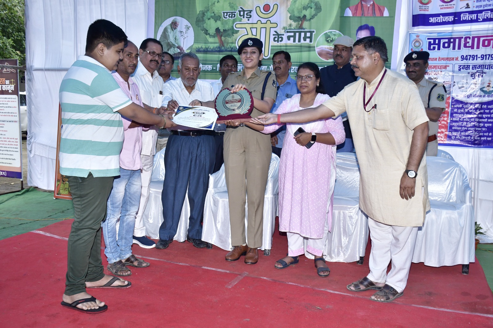 घायल व्यक्ति को मेडिकल सहायता दिलाने वाले और अनुशासित गणेश उत्सव समितियों को दिया गया “गुड समैरिटन अवार्ड”…,कलेक्टर-एसपी ने हरी झंडी दिखाकर जीपीएम पुलिस के प्रयास से संचालित एक अतिरिक्त एंबुलेंस को जनकल्याण हेतु किया रवाना…,एक पेड़ मां के नाम अभियान के तहत कलेक्टर, एसपी, अधिकारियों जनप्रतिनिधियों और छात्र छात्राओं ने एक साथ किया वृक्षारोपण…
